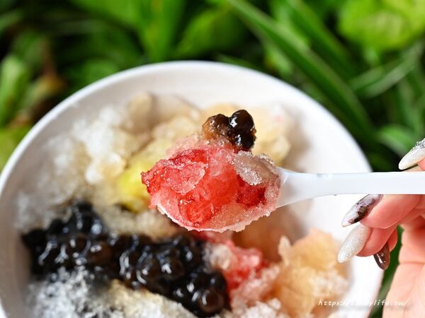 ▲▼台中隱藏版古早味剉冰店「三嫂木瓜牛奶」,三種冰、芒果青剉冰只要30元。(圖/部落客糖糖提供)