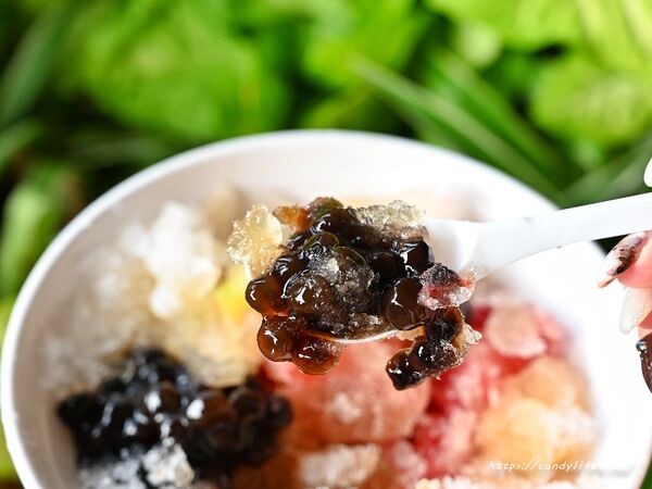 ▲▼台中隱藏版古早味剉冰店「三嫂木瓜牛奶」,三種冰、芒果青剉冰只要30元。(圖/部落客糖糖提供)