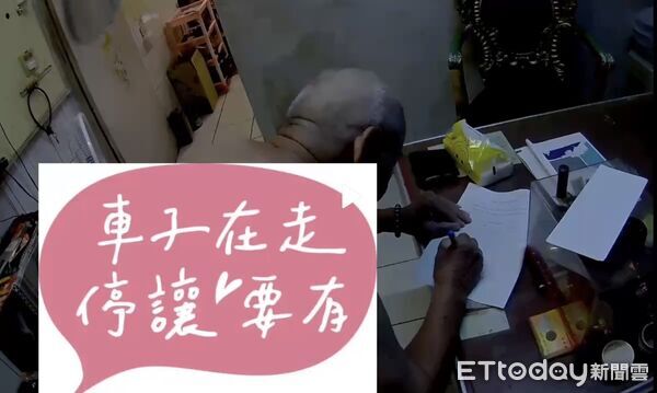 ▲內埔警方將健保卡送到邱姓阿北家中。(圖/記者陳崑福翻攝)