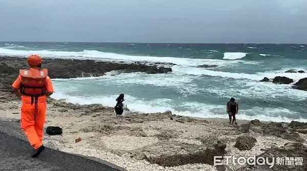 ▲鳳凰颱風逼近,南部海巡籲勿在海邊戲水。(圖/海巡署南部分署提供)