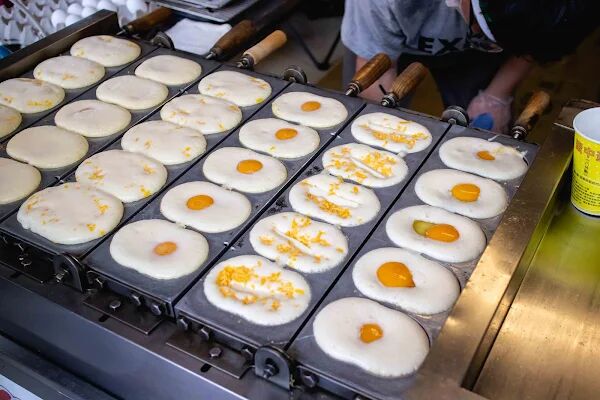 ▲▼高雄旗山雞蛋糕「旗山梨大蛋中蛋」,包雞蛋也太酷,一天只開3小時,大口咬下會爆漿。(圖/部落客美熊提供)