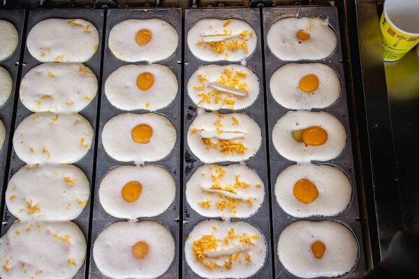 ▲▼高雄旗山雞蛋糕「旗山梨大蛋中蛋」,包雞蛋也太酷,一天只開3小時,大口咬下會爆漿。(圖/部落客美熊提供)