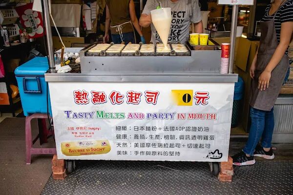 ▲▼高雄旗山雞蛋糕「旗山梨大蛋中蛋」,包雞蛋也太酷,一天只開3小時,大口咬下會爆漿。(圖/部落客美熊提供)