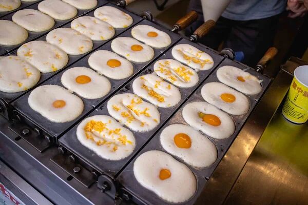 ▲▼高雄旗山雞蛋糕「旗山梨大蛋中蛋」,包雞蛋也太酷,一天只開3小時,大口咬下會爆漿。(圖/部落客美熊提供)