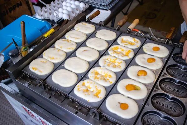 ▲▼高雄旗山雞蛋糕「旗山梨大蛋中蛋」,包雞蛋也太酷,一天只開3小時,大口咬下會爆漿。(圖/部落客美熊提供)