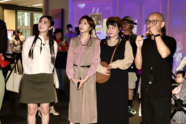 ▲王瞳、宮美樂出席「國家檔案館」參與導覽活動。(圖/民視提供)