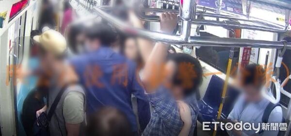 ▲中山警方10日公布惡劣曾婦用傘戳女童畫面。(圖/記者張君豪翻攝)