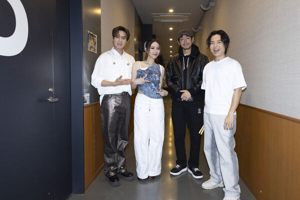 ▲藤岡靛驚喜探班告五人黑夜狂奔巡迴東京站,告五人日前首度在東京唱片行舉辦歌迷見面會(圖/相信音樂提供)