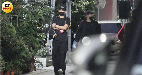 獨家/一放假就找柯震東嗑高級日料 王大陸福態會好友「菸抽到飽」