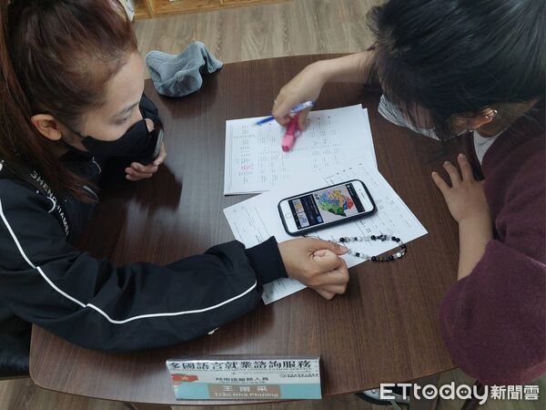 ▲永康就業中心提供越南語與印尼語駐點翻譯服務,協助新住民與移工安心洽詢。(記者林東良翻攝,下同)