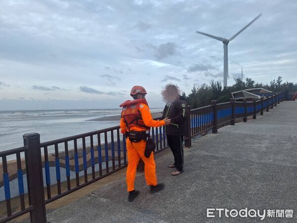 ▲▼中颱鳳凰陸警未消除,海巡署表示,觀浪恐最高挨罰25萬。(圖/海巡署提供,下同)