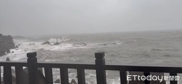 ▲▼鳳凰颱風漸接近,花蓮沿海地區風浪已明顯增強。(圖/記者王兆麟翻攝,下同)