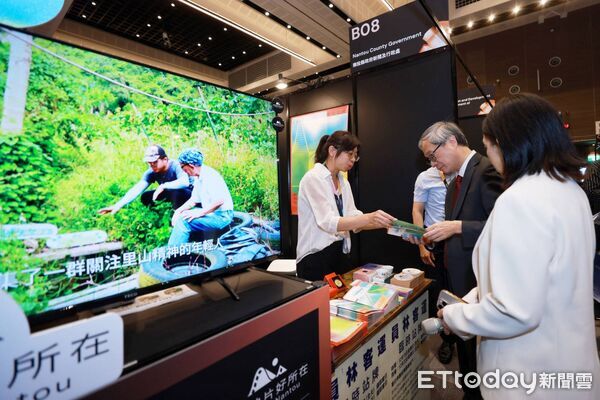 ▲文化部長李遠赴南投縣展位了解該縣協拍成果。(圖/南投縣政府提供)