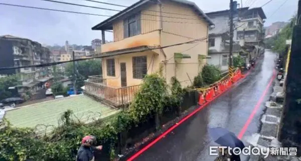 ▲基隆副市長官邸50年圍牆倒塌。(圖/記者郭世賢翻攝)