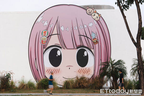 ▲《Mr.の奇想愛情》11月11日起於內惟藝術中心開展,展覽在場館外牆設置大型戶外少女角色。(圖/高雄市文化局提供)