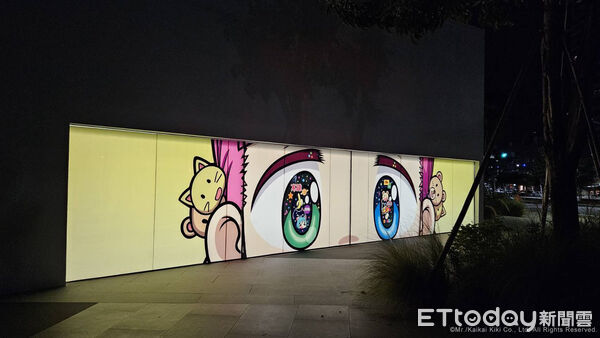 ▲《Mr.の奇想愛情》展覽因應場館特性設有夜間展場長型落地窗貼,藏有高雄限定元素。(圖/高雄市文化局提供)