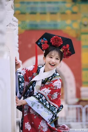 ▲▼短劇《還珠》小燕子被嫌眼睛不夠大,金子璇大方回應。(圖/翻攝自微博)