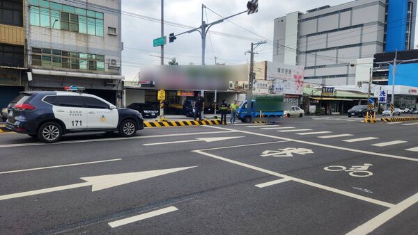 ▲彰南路行人庇護島遭撞8次。(圖/民眾提供)