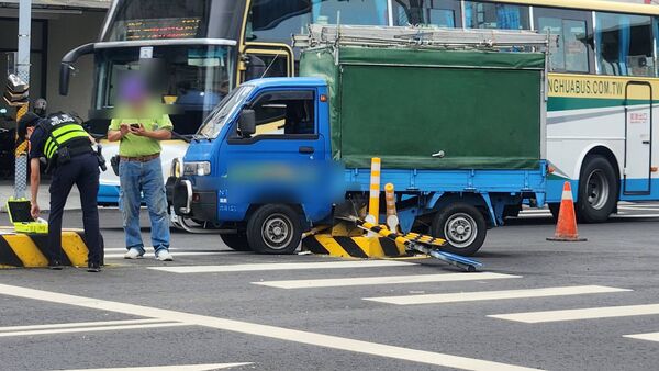 ▲彰南路行人庇護島遭撞8次。(圖/民眾提供)