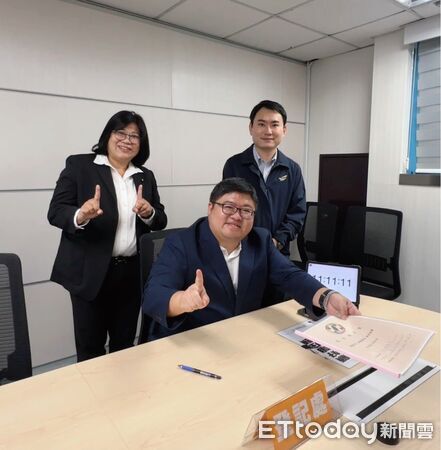 ▲▼ 蔡易餘雙11 11時11分登記初選 象徵嘉義縣「八方第一、黃金十年」全面啟動 。(圖/蔡易餘服務處提供)