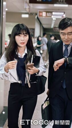 ▲▼外號「仙塔律師Santa」的網紅律師李宜諪,涉洩密給靈骨塔詐團並洗錢,被起訴求刑1年,她今(11日)首度到台北地院出庭不認罪。(圖/記者黃哲民攝)