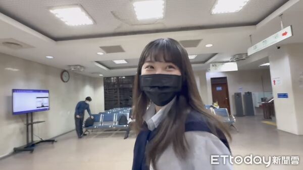 ▲▼外號「仙塔律師Santa」的網紅律師李宜諪,涉洩密給靈骨塔詐團並洗錢,被起訴求刑1年,她今(11日)首度到台北地院出庭不認罪。(圖/記者黃哲民攝)