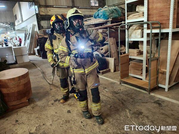▲南消一大隊白河分隊與美雅家具辦理火災搶救演練,強化員工應變能力。(記者林東良翻攝,下同)