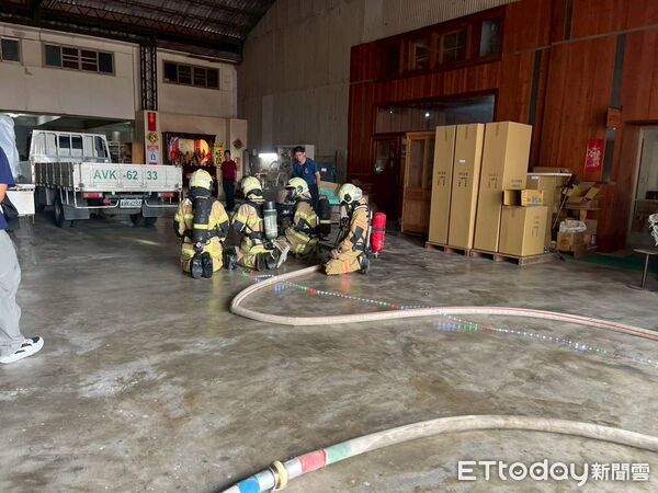 ▲南消一大隊白河分隊與美雅家具辦理火災搶救演練,強化員工應變能力。(記者林東良翻攝,下同)