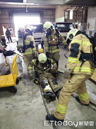 ▲南消一大隊白河分隊與美雅家具辦理火災搶救演練,強化員工應變能力。(記者林東良翻攝,下同)