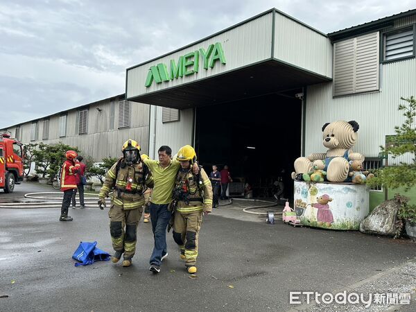 ▲南消一大隊白河分隊與美雅家具辦理火災搶救演練,強化員工應變能力。(記者林東良翻攝,下同)