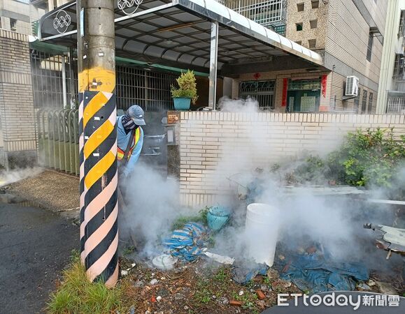 ▲住戶住處天溝積水。(圖/屏東縣環保局提供)
