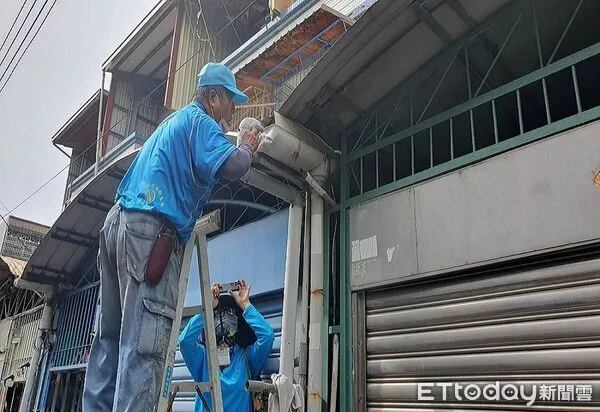 ▲住戶住處天溝積水。(圖/屏東縣環保局提供)