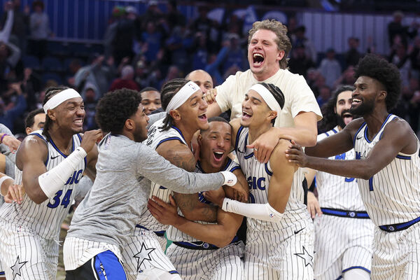 ▲班恩不可思議後仰三分絕殺,幫助魔術在主場險勝拓荒者。(圖/路透)