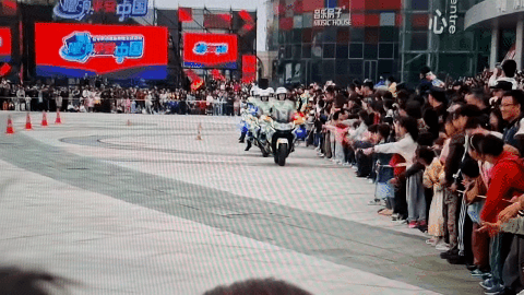 ▲蘇州女騎警失誤撞倒圍觀民眾,第一時間竟先看車損。(圖/翻攝魯中晨報)