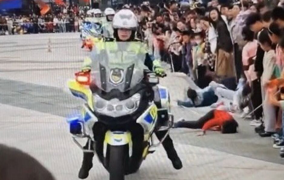 ▲蘇州女騎警失誤撞倒圍觀民眾,第一時間竟先看車損。(圖/翻攝魯中晨報)