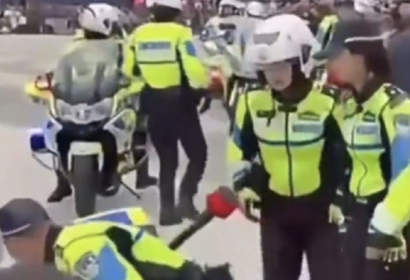 ▲蘇州女騎警失誤撞倒圍觀民眾,第一時間竟先看車損。(圖/翻攝魯中晨報)