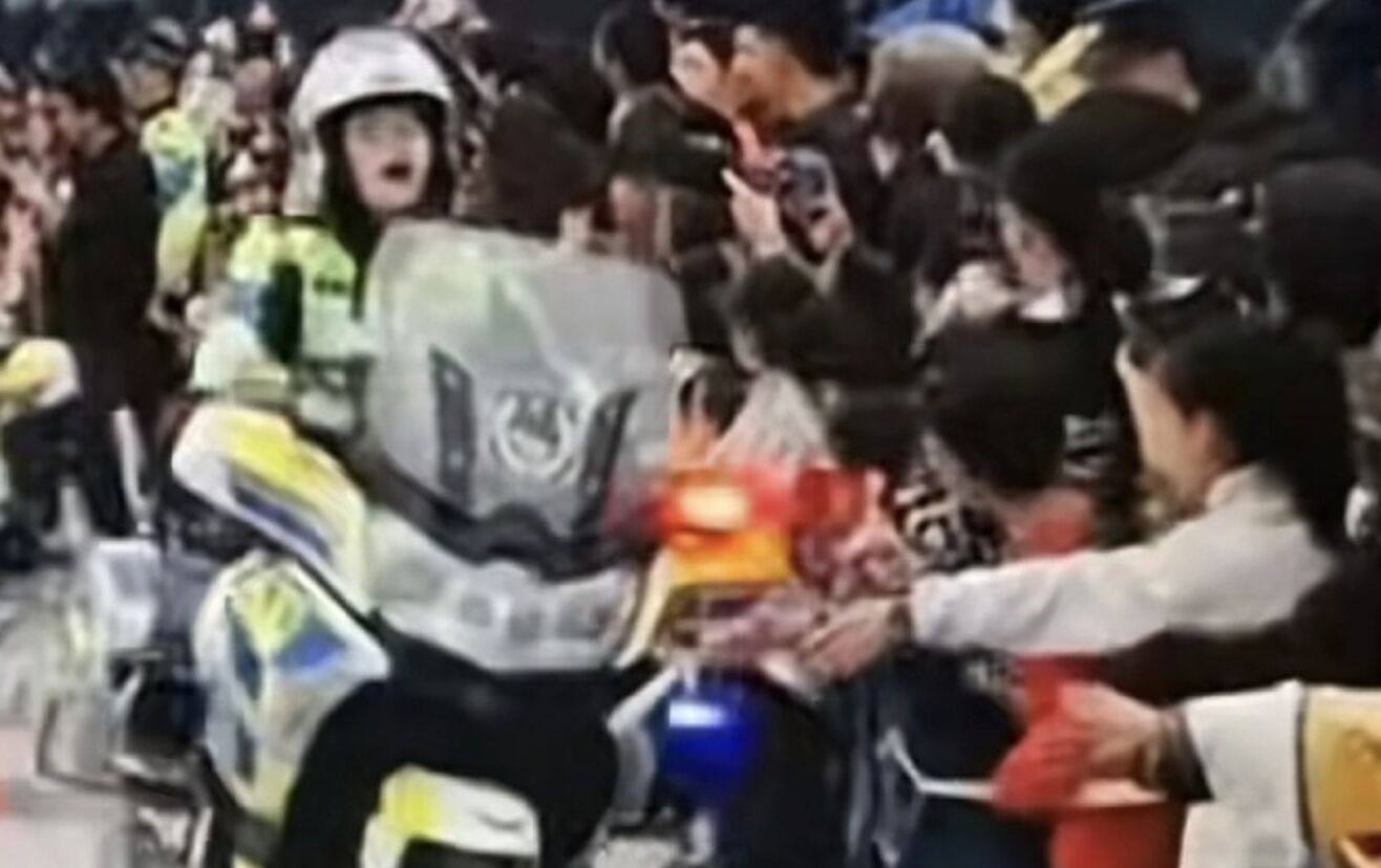 ▲蘇州女騎警失誤撞倒圍觀民眾,第一時間竟先看車損。(圖/翻攝魯中晨報)