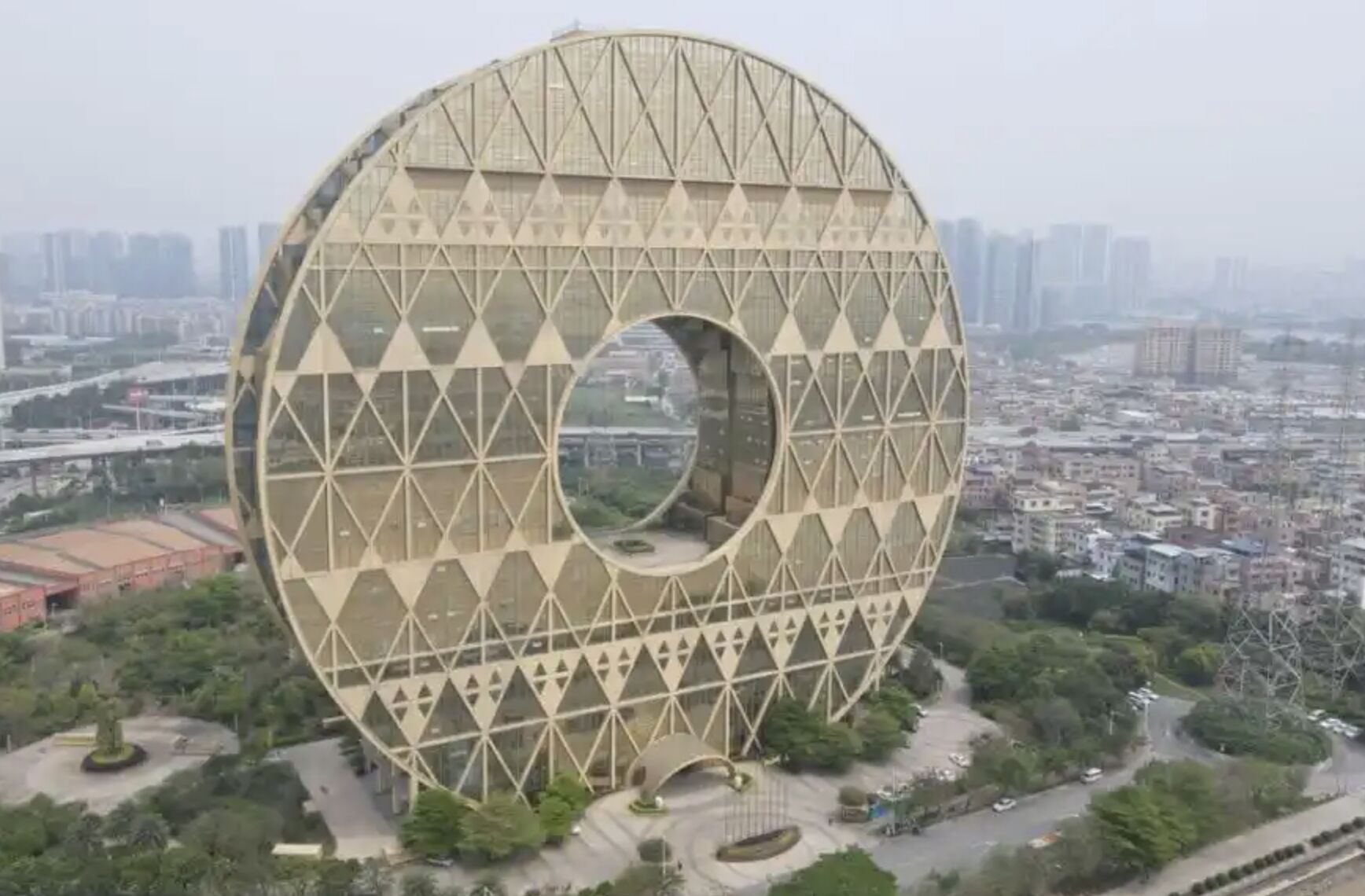 ▲廣州「最醜地標」銅錢大廈。(圖/翻攝極目新聞)