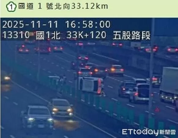 ▲2輛自小客車追撞,其中一輛側翻,造成車流一度回堵約5公里。(圖/記者陳以昇翻攝)