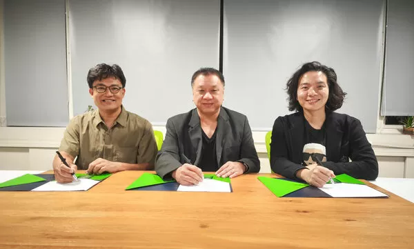 ▲瀚草文創創辦人曾瀚賢(左起)、泰國知名電影公司 Transformation Films總裁Sangar Chatchairungruang與樂到家國際娛樂總經理郝柏翔,共同簽署合作備忘錄,建立戰略夥伴關係。(圖/瀚草文創提供)