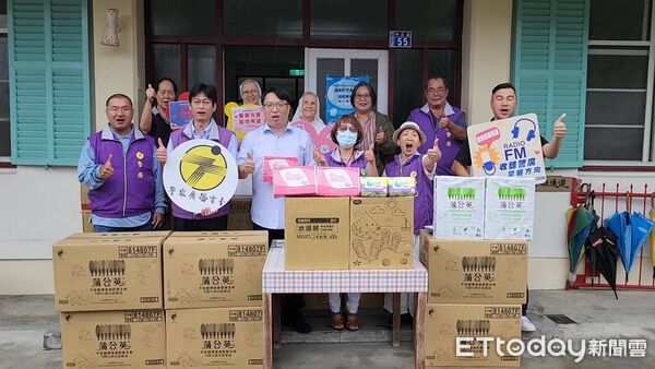 ▲警廣攜手關山警分局與業者送暖聖十字架療養院。(圖/記者楊晨東翻攝)