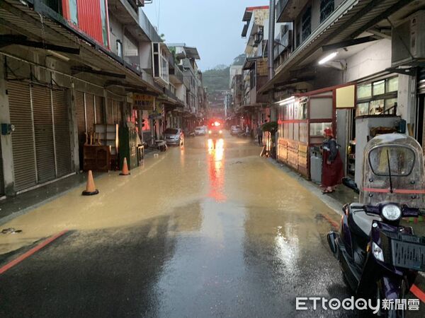 ▲▼ 宜蘭縣南方澳華山路上遭土石流淹沒。(圖/記者游芳男翻攝,下同)