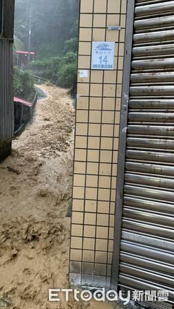 ▲▼ 宜蘭縣南方澳華山路上遭土石流淹沒。(圖/記者游芳男翻攝,下同)