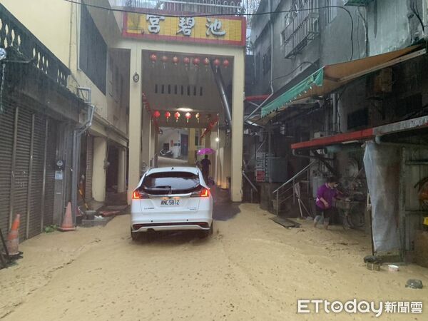 ▲▼ 宜蘭縣南方澳華山路上遭土石流淹沒。(圖/記者游芳男翻攝,下同)