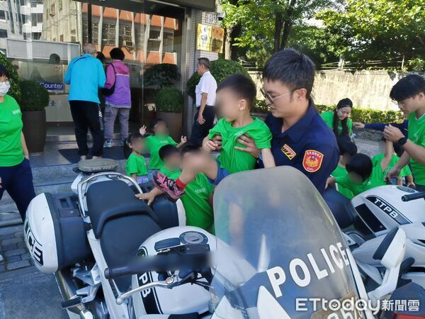 ▲美學館教保中心參訪台東縣警察局。(圖/記者楊晨東翻攝)