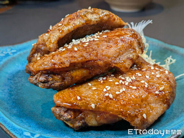 ▲吃得到fumée招牌鵪鶉蛋、雞頸肉串燒 inari居酒屋推特別企劃。(圖/記者黃士原攝)