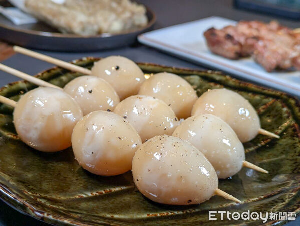 ▲吃得到fumée招牌鵪鶉蛋、雞頸肉串燒 inari居酒屋推特別企劃。(圖/記者黃士原攝)