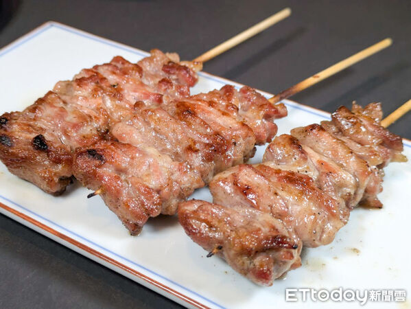 ▲吃得到fumée招牌鵪鶉蛋、雞頸肉串燒 inari居酒屋推特別企劃。(圖/記者黃士原攝)