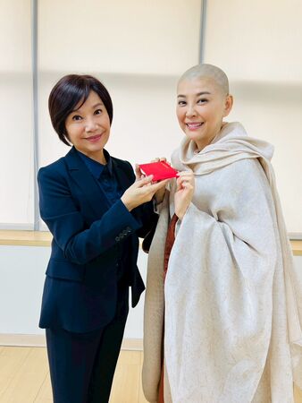 ▲方馨為戲落髮。(圖/民視提供)