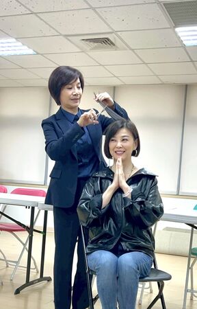 ▲方馨為戲落髮。(圖/民視提供)